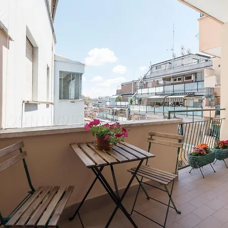 Guesthost - San Giovanni With Balcony Appartement