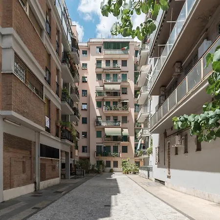 Guesthost - San Giovanni With Balcony Appartement *