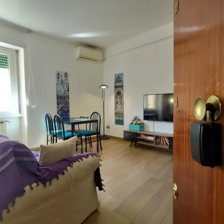 Guesthost - San Giovanni With Balcony Lägenhet