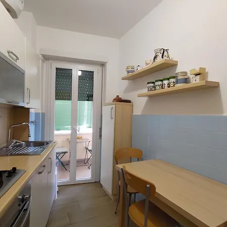 Guesthost - San Giovanni With Balcony Lägenhet Rom