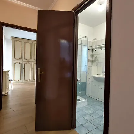 Lägenhet Guesthost - San Giovanni With Balcony