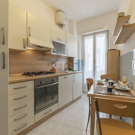 Guesthost - San Giovanni With Balcony Lägenhet Rom